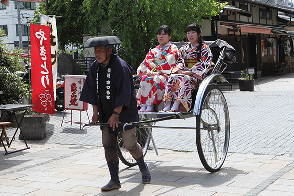 人力車に乗って信州・まつもと大歌舞伎を目指そう