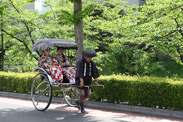 人力車に乗って信州・まつもと大歌舞伎を目指そう